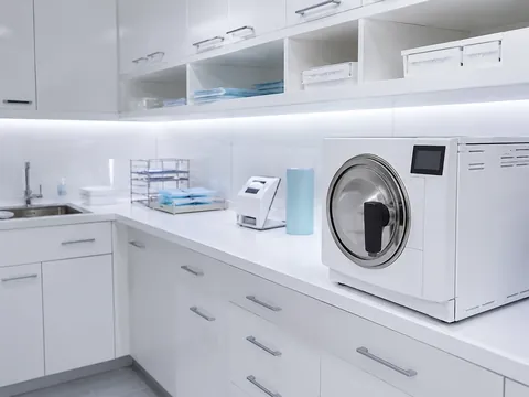 Autoclave dans une salle de stérilisation dentaire